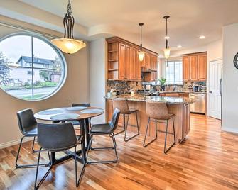Sleek Escape w/ Balcony 1 Mi to 5th Avenue! - Anchorage - Cozinha