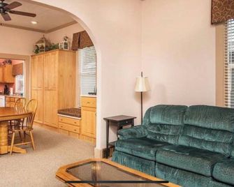 Spacious R&R University Retreat - Pocatello - Living room