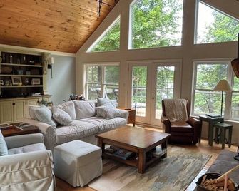 Well appointed retreat on Haliburton's most pristine lake. - Haliburton - Pokój dzienny