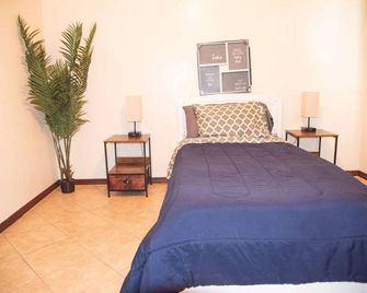 3BD 2BT town suite minutes away Medical Center - Edinburg - Bedroom