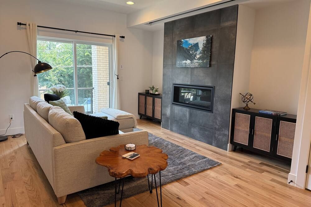 Cozy 3 Bedroom Denver Home by Mile High Stadium and Downtown! - דנבר - סלון