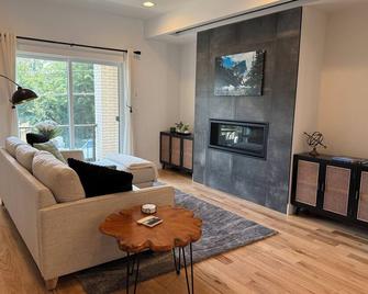 Cozy 3 Bedroom Denver Home by Mile High Stadium and Downtown! - Denver - Living room