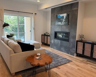 Cozy 3 Bedroom Denver Home by Mile High Stadium and Downtown! - דנבר - סלון