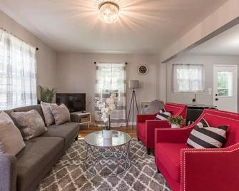 Modern & Cozy Cape | 4 Bedroom House | Central Location - Manchester - Living room
