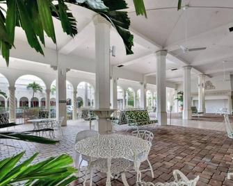 Island Newly Renovated 1 Br- King Bed - Palm Beach - Patio