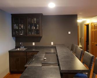 Three bedroom hide-a-way with spacious deck over looking Island Lake. - Park Rapids - Їдальня
