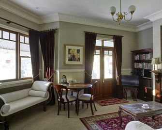 Sunningdale at The WIllows Luxury Suite - 쿠라종 - 거실