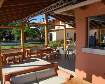 Seafront Apartments - Kavos - Innenhof