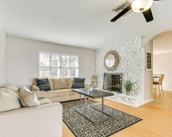 4 Mi to Lakes Park Family Home in Fort Myers! - Fort Myers - Wohnzimmer
