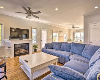 Charming Spring Lake Retreat, 1 Mi to Beach! - Spring Lake - Living room