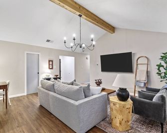 Cozy Updated Home w/ Hot Tub minutes from DFW Airport - Euless - Living room