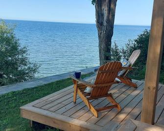 Winter retreat 3 beds, 1 1/2 bath, hot tub, heated floors wood stove - Dunnville - Patio