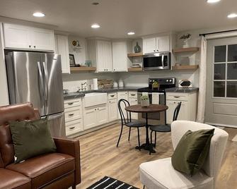 On the door step of silicon slopes and just minutes from the mountains. - Saratoga Springs - Kitchen