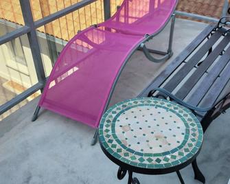 Room 12 m plus private shower room 4 m plus balcony 5 m'a 800 metres ocean - La Rochelle - Balcony