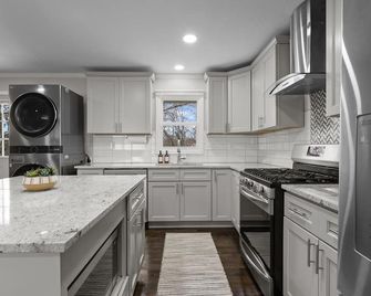 New! 3bd/2ba, 5 mins to downtown, Centrally located in Historic NE neighborhood - Unity Village - Cocina