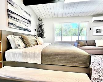 Half Acre Lux Pool Spa With Firepit Arcade Grill Sleeps 40 - El Cajon - Bedroom