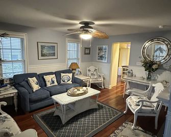 Coastal Elegance- Premier Location - 5 Houses To Beach-Residential Neighborhood - Ocean City - Living room
