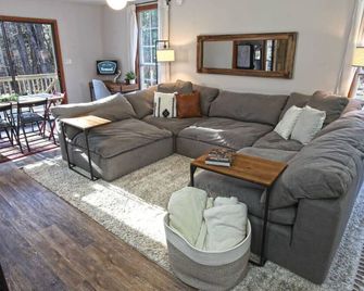Dream Stratton Forest Cabin with Hot Tub and Fast WiFi - Stratton - Living room