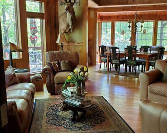 The Lodge on Maple Island - Glenwood - Вітальня