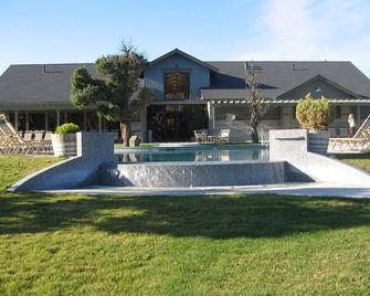 Luxury Eagle Crest Condo- Private Hot Tub, Fireplace, Free Wifi! - Redmond - Pool