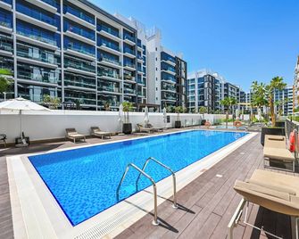 Cozy Studio with Balcony in Azizi Riviera and 10 Mins to Burj Khalifa - Dubai - Pool