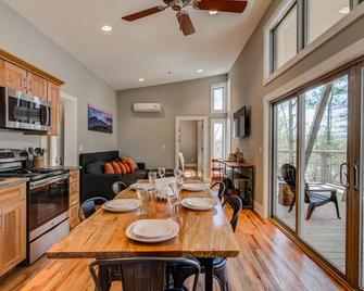 Pilot Cove 1 Br Cabin - Modern Luxury W/ Nature! - Pisgah Forest - Dining room