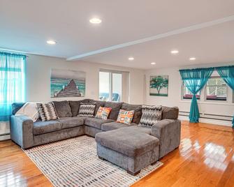 2 Mi to Beach East Falmouth Home with Game Room - East Falmouth - Living room