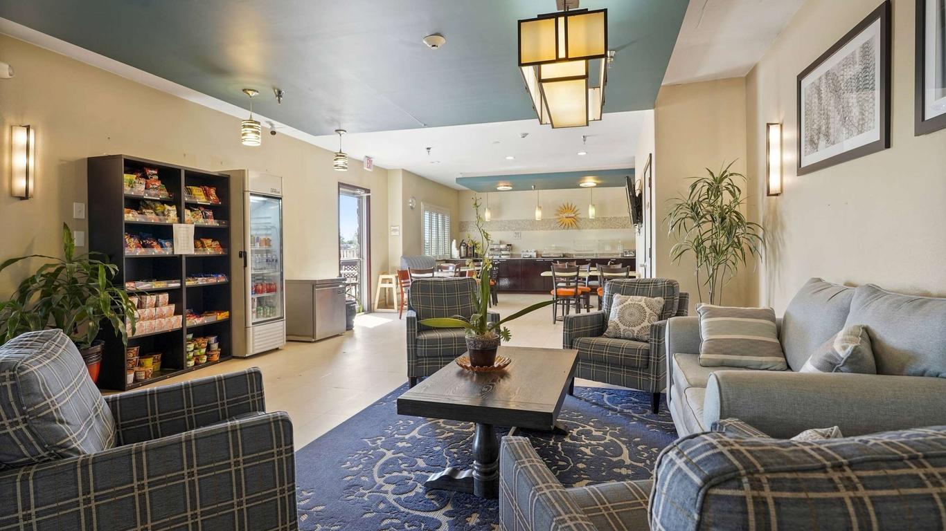 La Quinta Inn & Suites by Wyndham Henderson-Northeast Denver