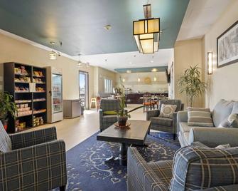 La Quinta Inn & Suites by Wyndham Henderson-Northeast Denver - Henderson - Лаунж