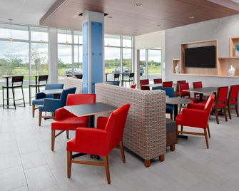 Holiday Inn Express & Suites Elkhorn - Lake Geneva Area By IHG - Elkhorn - Salónek