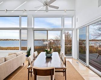 Gorgeous lakefront estate with panoramic water views, stunning balcony - Montauk - Dining room