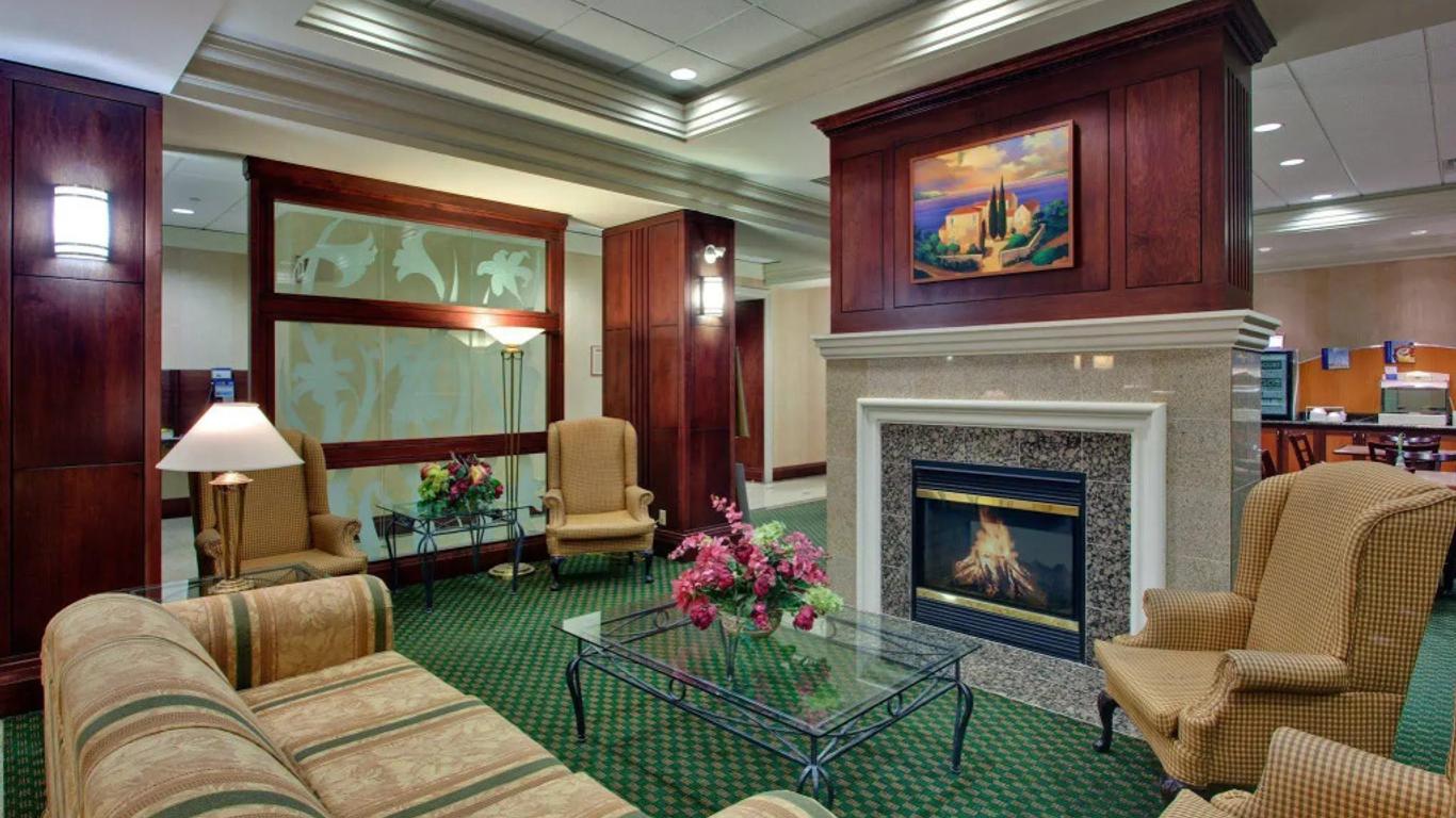 Holiday Inn Express & Suites Milton