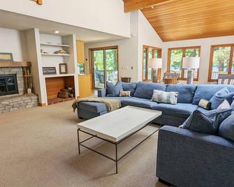 #146 - Waterfront Charm on Lake Sunapee - Newbury - Вітальня