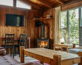 Rustic Muskoka Cabin on the Lake- Port Severn - Port Severn - Restaurant