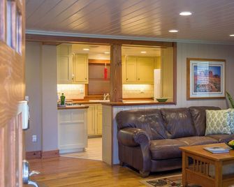 Downtown W/ A/C - Palmer's Place - Chama - Living room