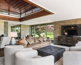 Spectacular Meadow View Lodge with Amazing Pool - Collegeville - Lounge