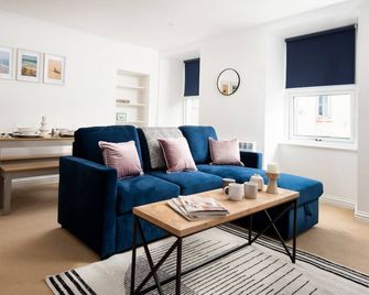 Historic 2BD Maisonette in Coastal Eyemouth - Eyemouth - Living room