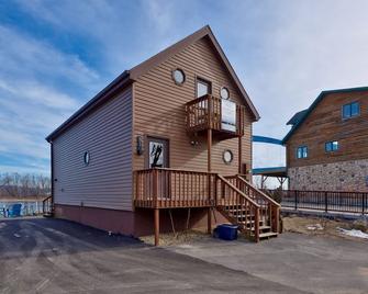 Water Street Cabin! Waterfront 2 bedroom, 1.5 bath, sleeps 8 - Marquette - Building