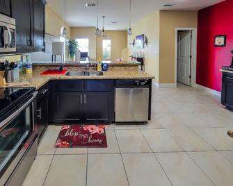 Modern, Private, Smart 4 BR Condo in Desirable Location in McAllen with Pool! - McAllen - Cocina