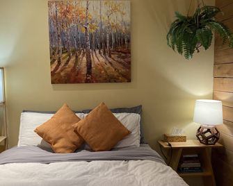 Forest Sweet Retreat; Hot Tub & Sauna, Dog Friendly, 12.5 Kw/hr EV Charger - Ucluelet - Bedroom