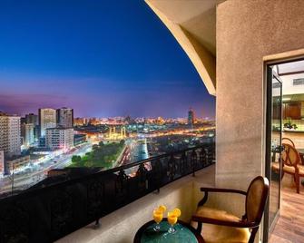Belvilla Royal Tulip Sharjah Aparthotel - Sharjah - Balcón