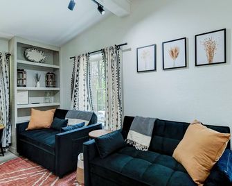 Wildrest Hotel - Waynesville - Living room