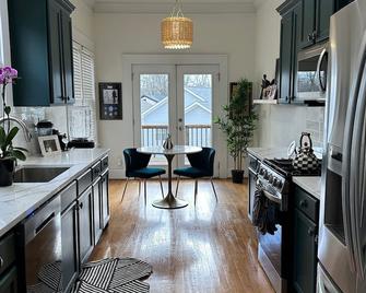 Gorgeous and spacious 4 bedroom plus office in East Atlanta Village! - Atlanta - Kitchen