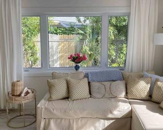 New Relaxing Beach Cottage, King Beds - Treasure Cay - Living room
