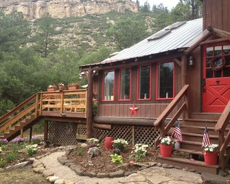 Log Cabin & Hut, WIFI, 13 acres; borders Nat Forest; 8 min. to town! Sleeps 9 - Durango - Building