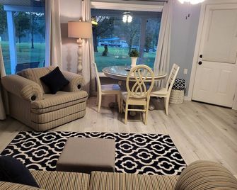 Dockside Paradise on Ky Lake - Gilbertsville - Living room