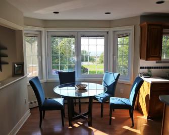 Golfers and Beach Goers Look No Further (New Hot Tub) - Inverness - Dining room