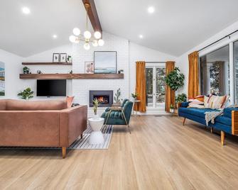 Luxury home with pool & hot tub - Lethbridge - Stue