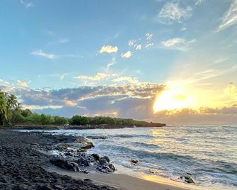 #70 Pog`s Place at Black Sand Beach Punalu`u with Ocean views and Travertine floors. - Pahala - Beach