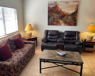 Red Rock Luxury - Sedona - Living room